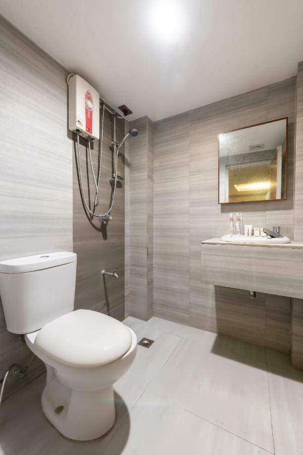 Отель Oyo 191 Paradise Apartelle Манила Экстерьер фото