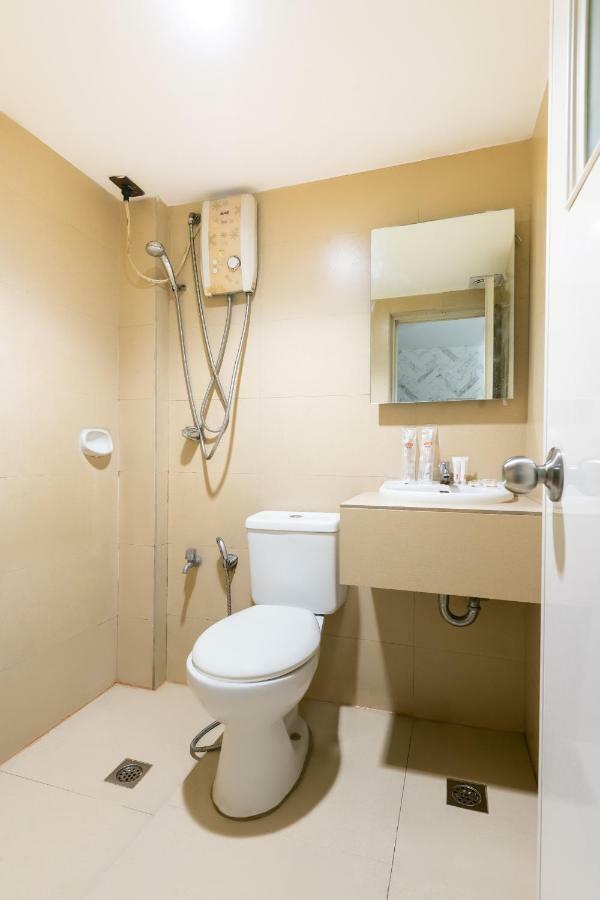 Отель Oyo 191 Paradise Apartelle Манила Экстерьер фото