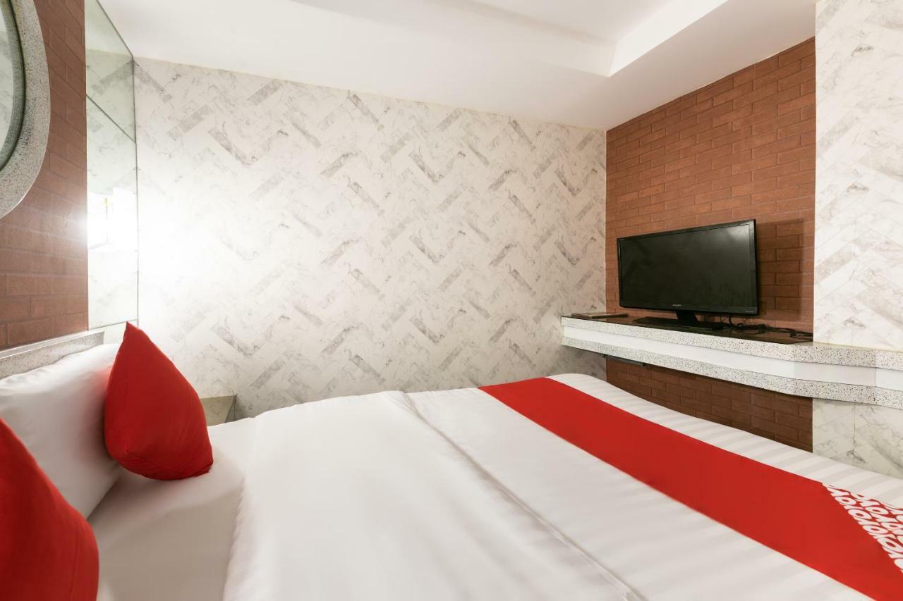 Отель Oyo 191 Paradise Apartelle Манила Экстерьер фото